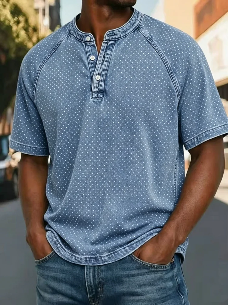 Herren Henley-Shirt mit 3 Knöpfen, Kurzarm, Gepunktetes Gewaschenes Denim-T-Shirt