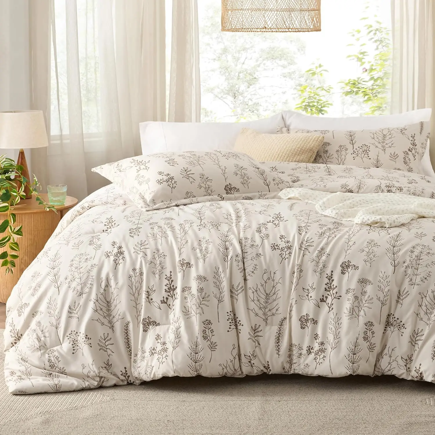 

Комплект постельного белья King Comforter Set - бежевый, 3 предмета, с цветочным дизайном и мягкими растительными узорами, 2 наволочки.