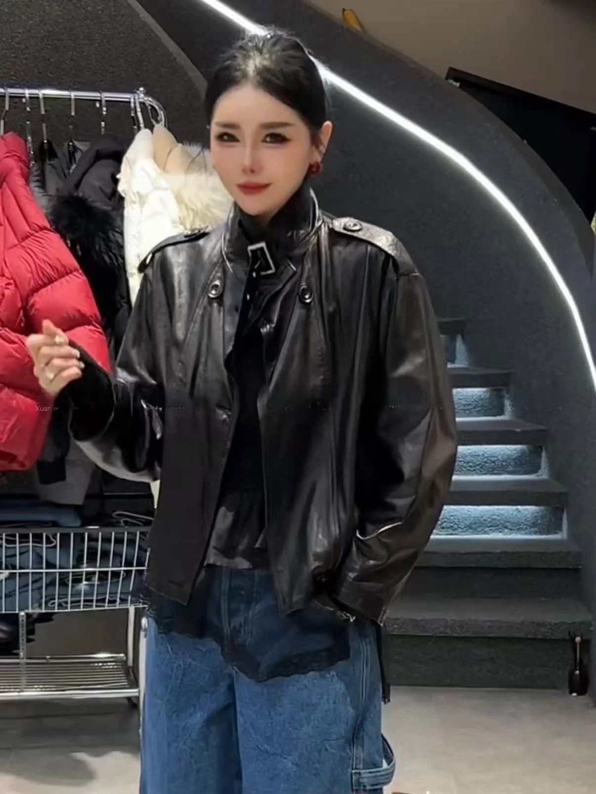 

Новая женская куртка из натуральной овчины 2025 года, укороченная, в байкерском стиле, с воротником-стойкой, длинными рукавами, круглым вырезом, верхняя одежда