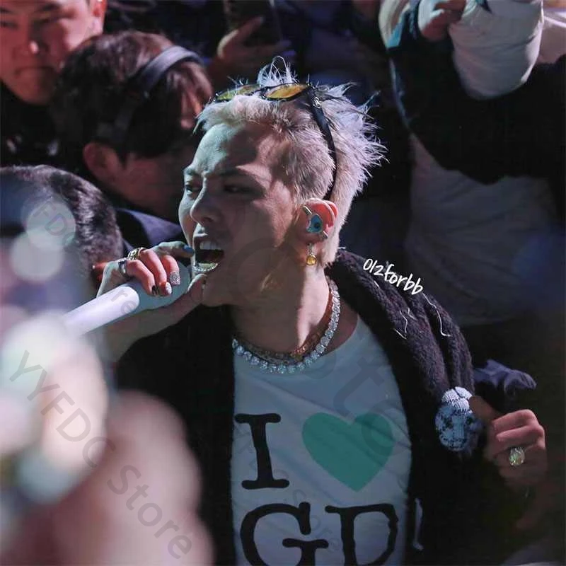 G Dragon نفس تي شيرت GD Overmensch جولة حول العالم الملابس Kpop الرجال النساء الصيف القطن قصير الأكمام تي شيرت الاتجاه فضفاض تي شيرت