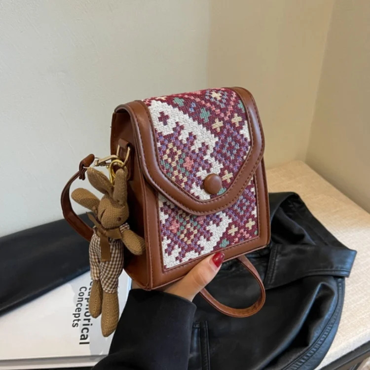sac-a-bandouliere-elegant-de-style-ethnique-pour-femmes-nouvelle-collection-2026-un-petit-sac-carre-chic-et-polyvalent-qui-fait-egalement-office-de-porte-monnaie
