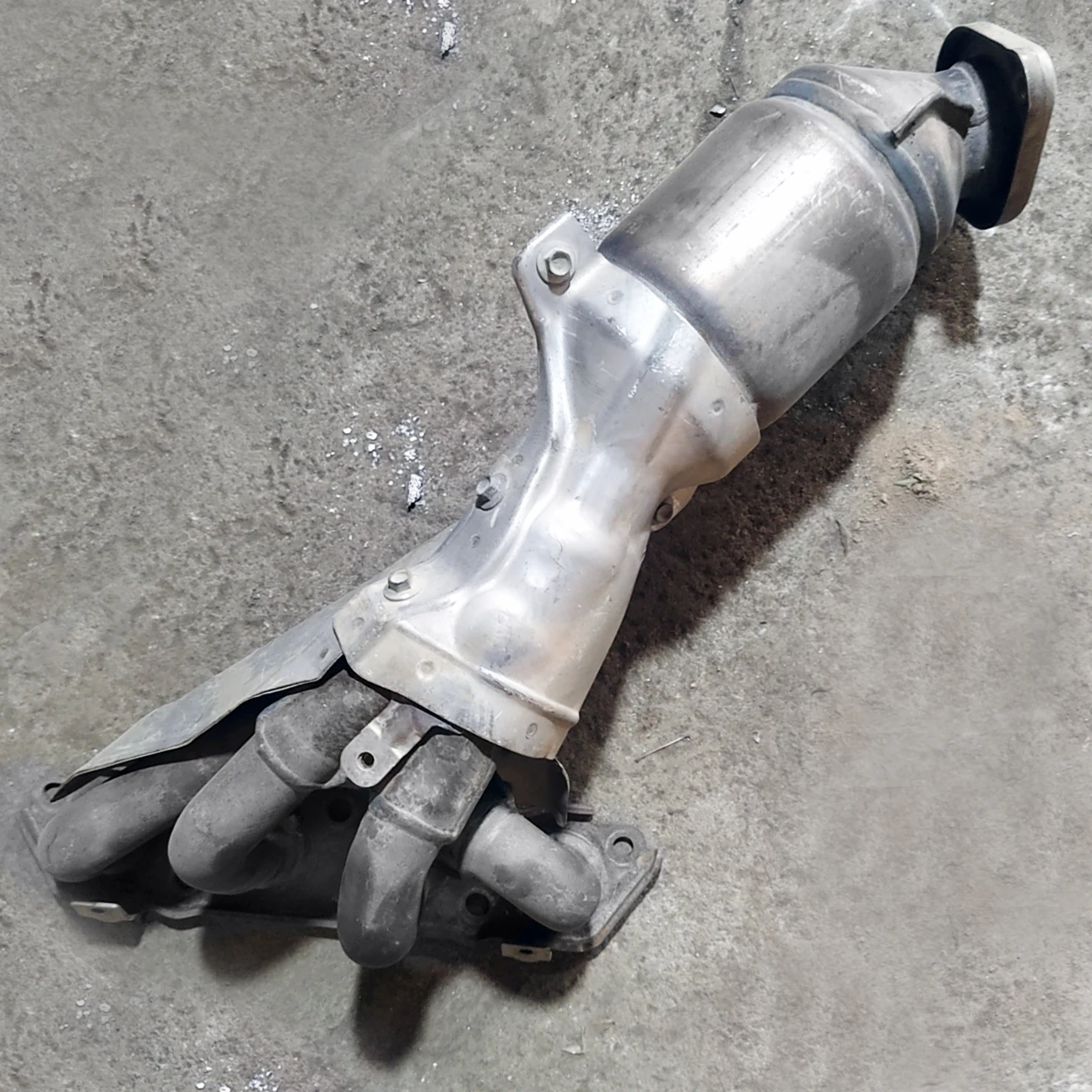Wholesale Customization Car Exhaust System High Flow Catalyst Converter Stainless Steel Euro5 Euro6 for Mazda MX5