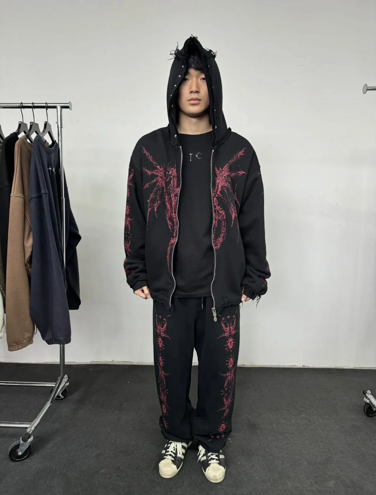 سترة Thug Club الجديدة ذات الوزن الثقيل المضلع بطباعة الشيطان الرصع المتعثرة كبيرة الحجم وأكمام طويلة وقلنسوة وسحاب #6