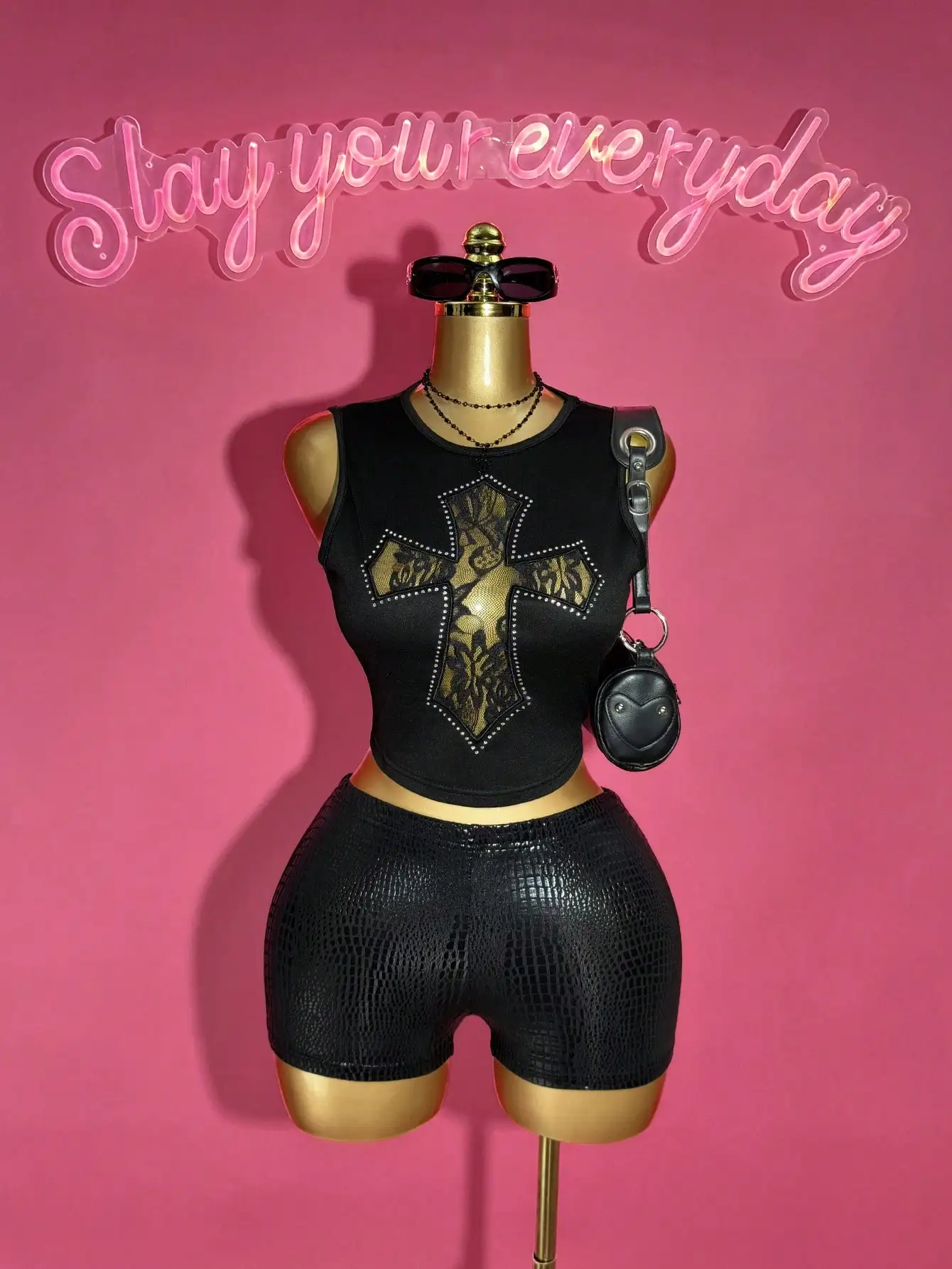 

Сексуальный комплект из топа без рукавов с перекрестным кружевом и стразами и шорт из искусственной кожи для клуба, фестиваля, вечеринки