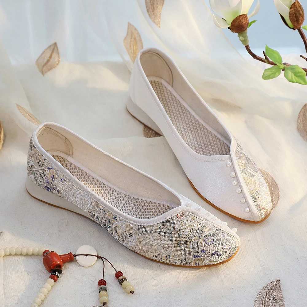 Veowalk Vintage Chinese Style Women Pearl Embroidered Fabric Pointy Toe Flats Ladies Casual Cotton Flower Comfortable Soft Shoes