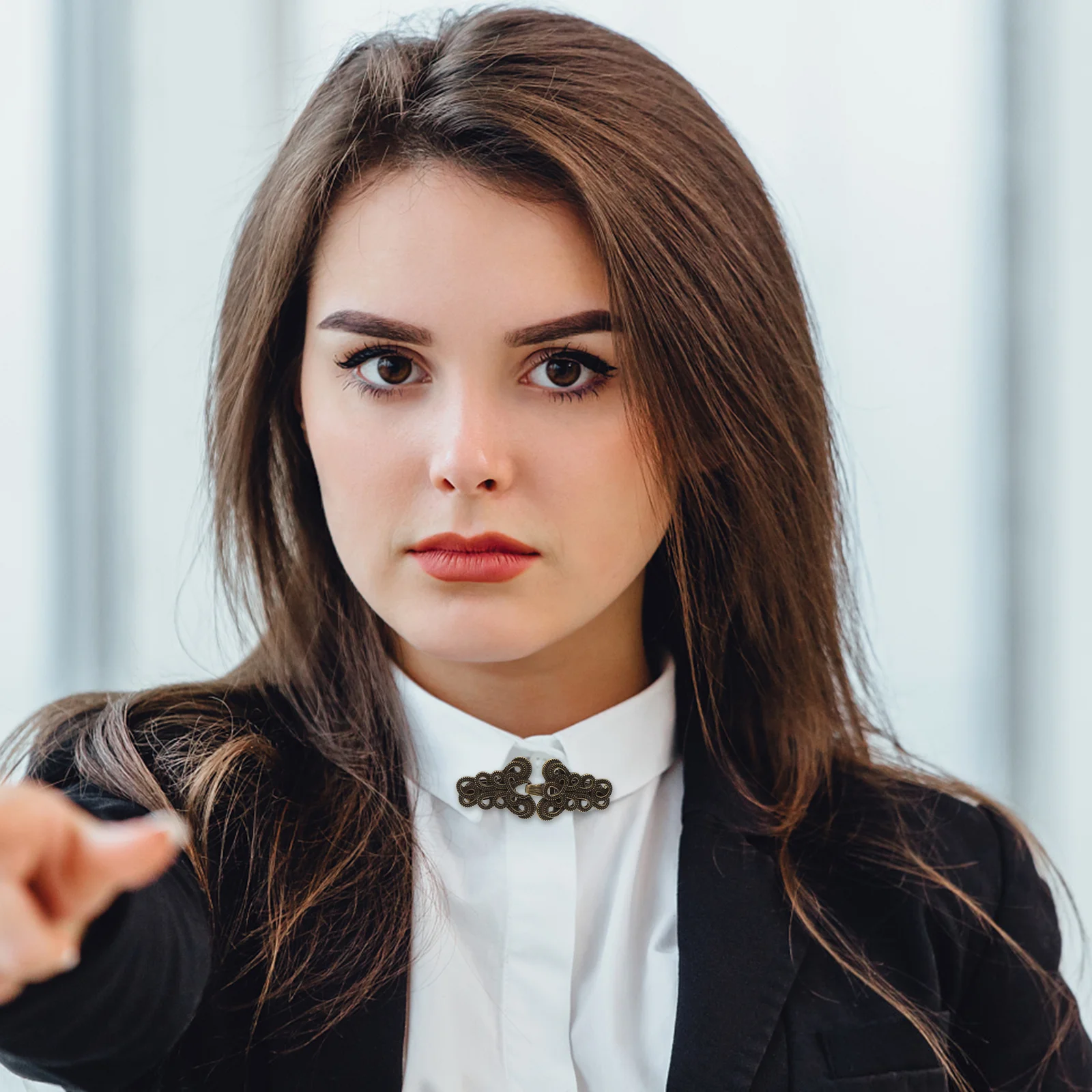 

4Pcs Cardigan Clip Collar Brooch Pins Vintage Style Sweater Clips Elegant Metal Lapel Pins for Formal Wedding Party Casual Wear