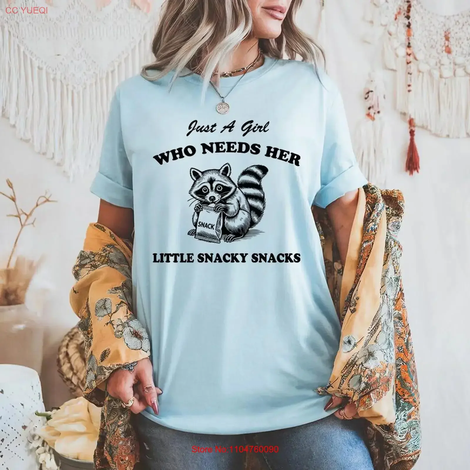 Camiseta divertida y moderna con diseño de mapache, estilo vintage retro, con la frase 'Just A Girl Who Needs Her Little Snacky Snacks', viral meme, con efecto lavado.
