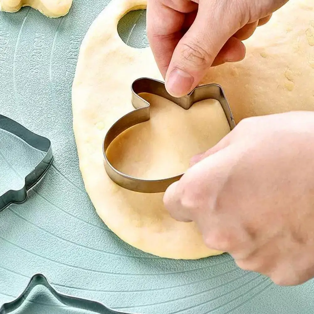5Pcs 10cm Christmas Cookie Cutters Set Santa Tree Snowflake Gingerbread Men Snowman Shape Cookie Molds Baking Tool For Bakery