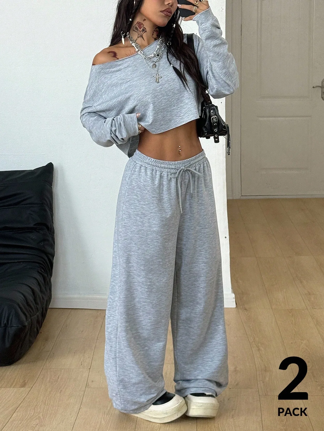 Conjunto de Top Cropped Cinza com Ombros à Mostra e Calças Largas, Moda Casual de Rua