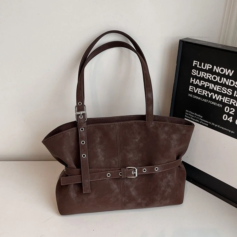 Eine einfarbige Tragetasche mit Gürtelschnalle, im Vintage-Stil, mit großem Fassungsvermögen, ideal für den täglichen Gebrauch und zum Einkaufen in der Stadt, modisch und vielseitig einsetzbar, im Herbst-/Winterstil, Damen-Umhängetasche, Damen-Handtasche, Damen-Tragetasche. – Detail 1