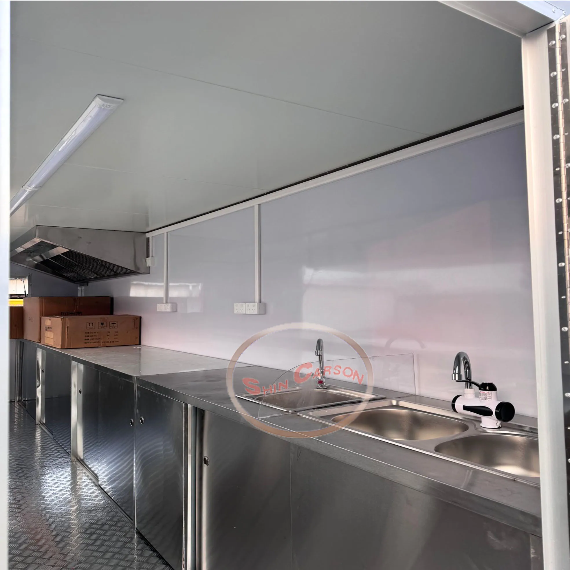 グレーの長方形ケータリングトレーラー、効率的な運営のための高性能モバイルフードトラック