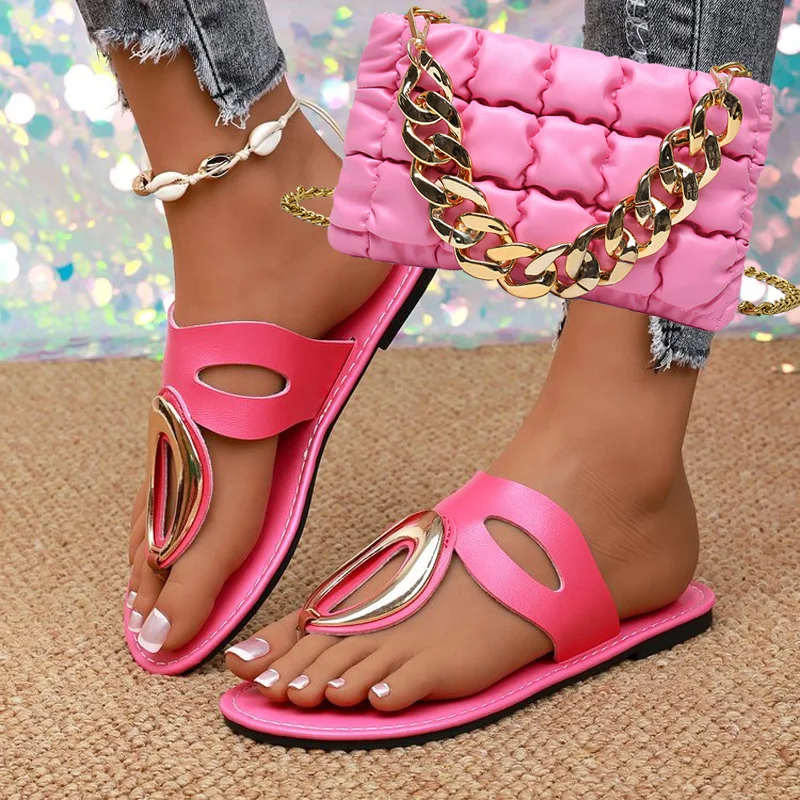 

2023 летние женские новые большие шлепанцы с металлической пряжкой, модные крутые тапочки в римском стиле, пляжная обувь, модная сумка на плечо с толстой цепочкой