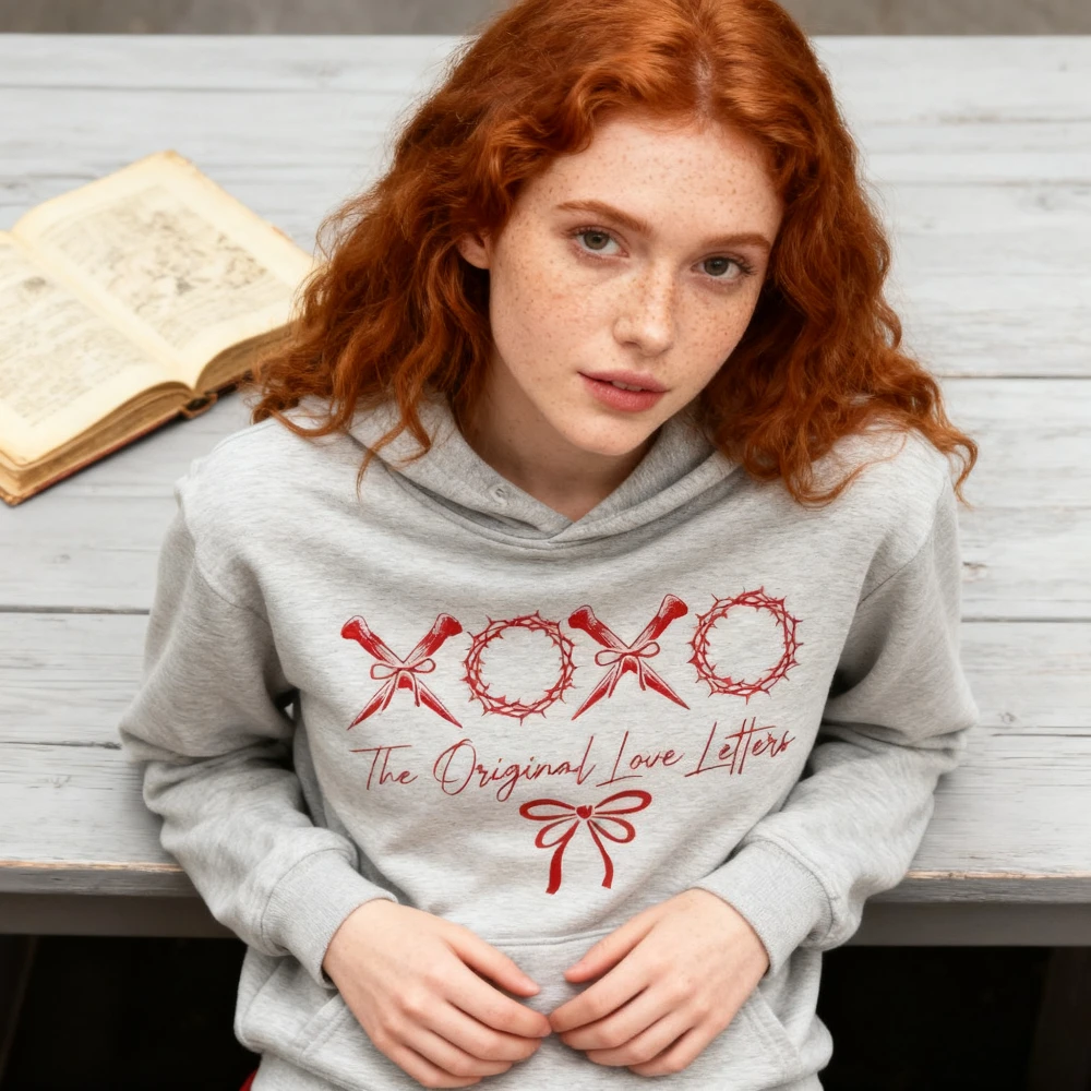 XOXO سويت شيرت بأحرف الحب الأصلية ملابس عيد الحب بفيونكة عيد الحب مطبوعة بقلنسوة كريستيان يسوع ملابس نسائية