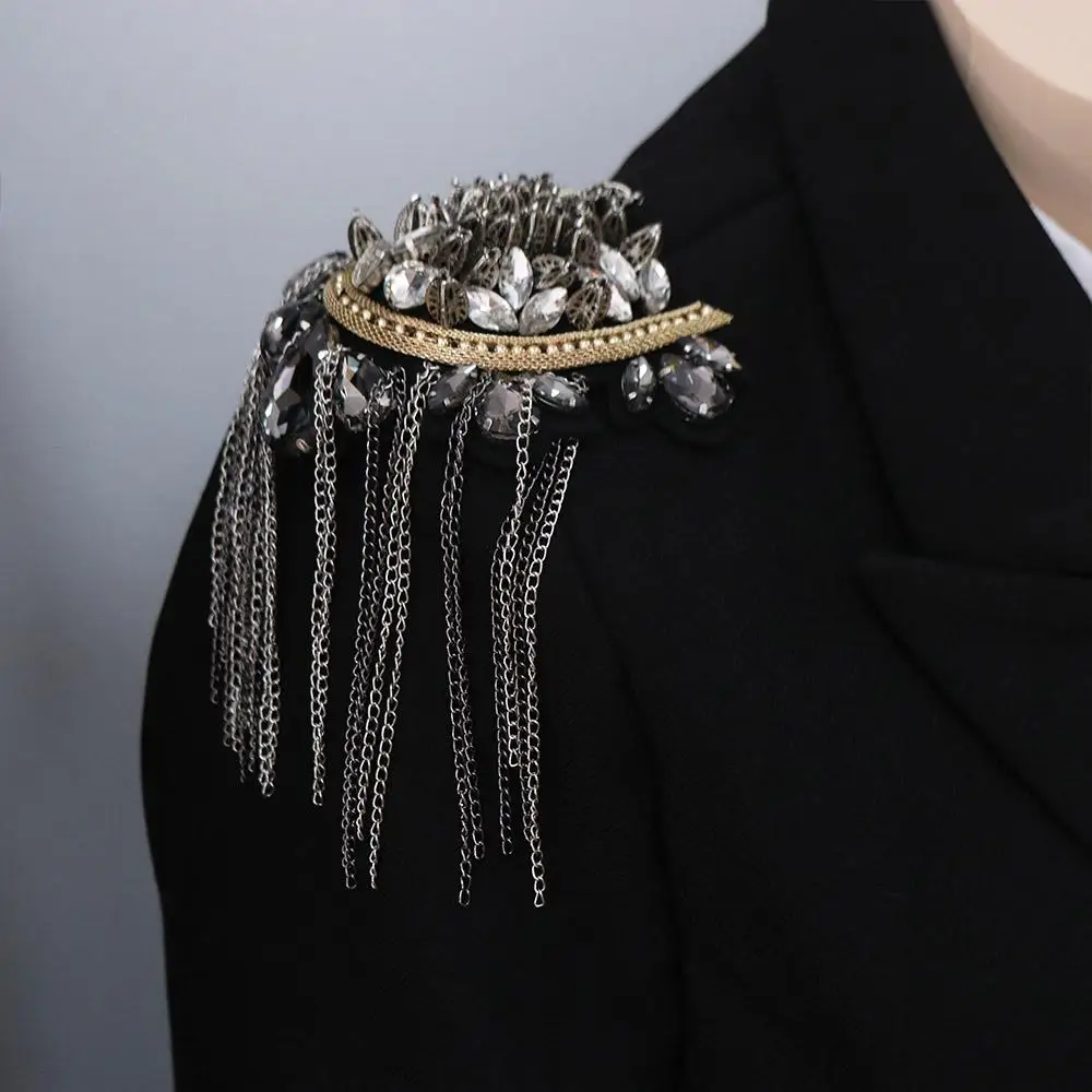 Exquisite Schädel Quaste Kette Epaulette Brustnadel Kristall Brosche Schulterbrett Glänzende DIY Jacke Vintage Brosche Bühnenauftritt