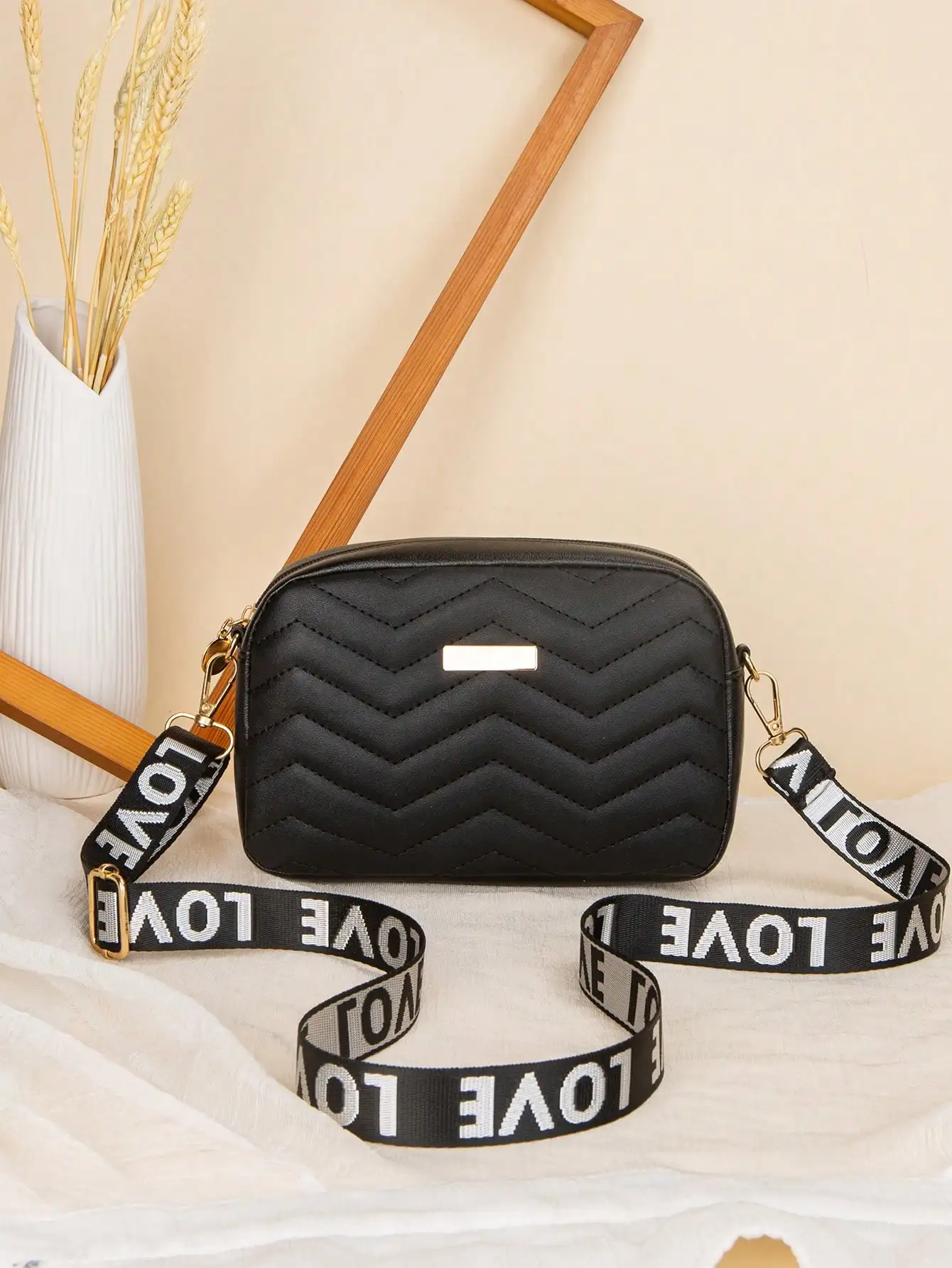 

Черная стеганая мини-сумка через плечо с регулируемым ремешком с надписью LOVE