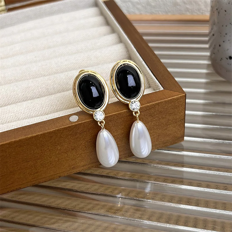 

Retro elegant black pearl water drop earring niche fashion light luxury design sense earrings Jewelry Wholesale