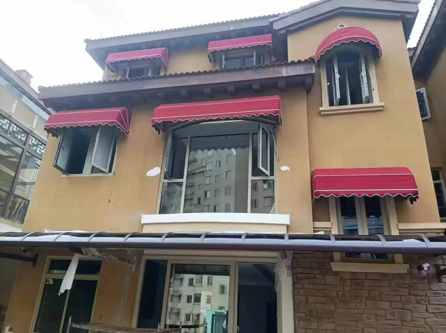 

Customized French aluminum alloy outdoor balcony eaves awning home decoration curved manual retractable awning durable