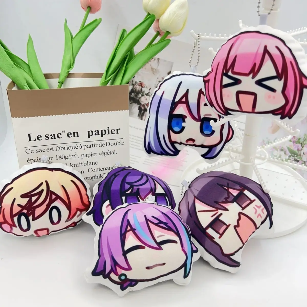 La mercancía "World Project" para los nuevos estudiantes comienza del año escolar presenta un colgante de felpa, almohada, llavero y habilidades sociales.