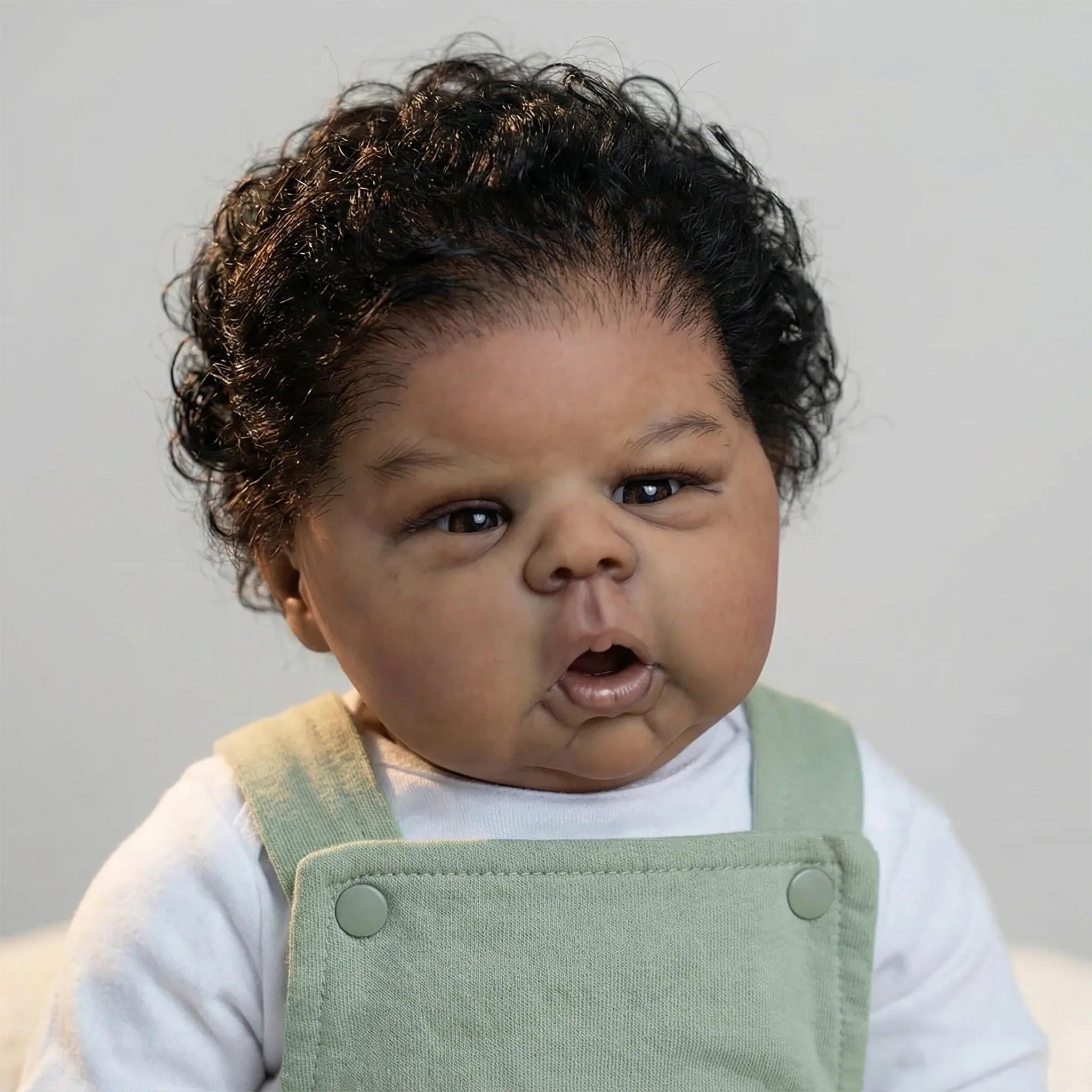 20Inch Handgeschilderde Donkere Huid Hoge Kwaliteit Reborn Gounchi Pop met Zwart Krullend Haar Zachte Doek Lichaam Bebe Speelgoed Cadeau voor Baby