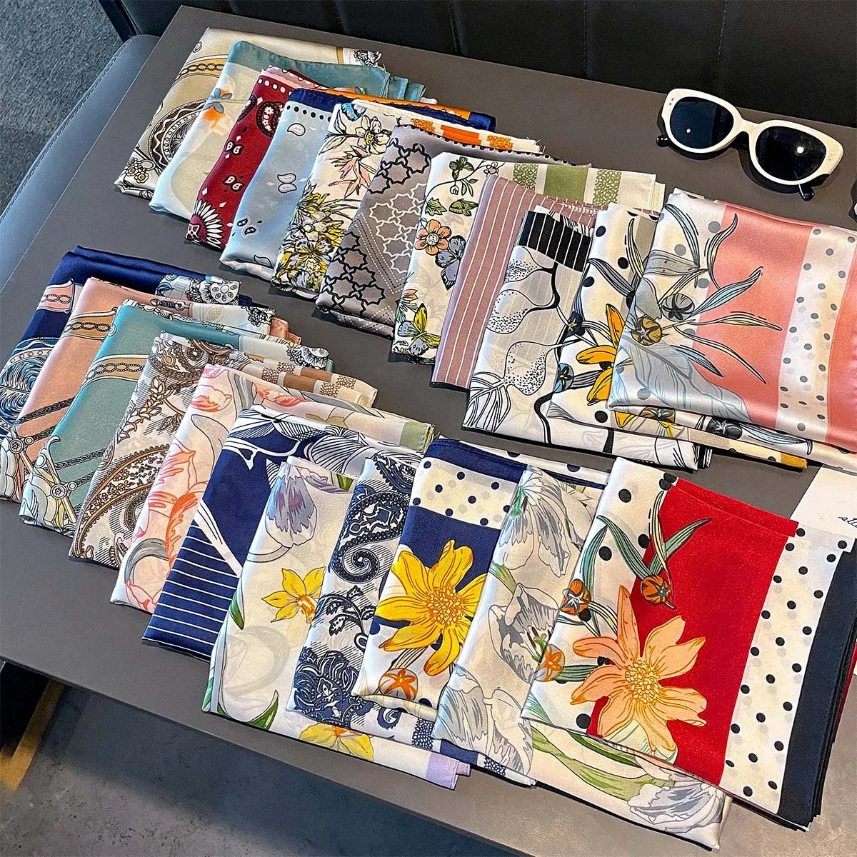 

2025 корейский новый стиль, универсальный модный 70 искусственный шелковый квадратный шарф для женщин, высококачественный внешний шарф с гетрами на шею, шарф