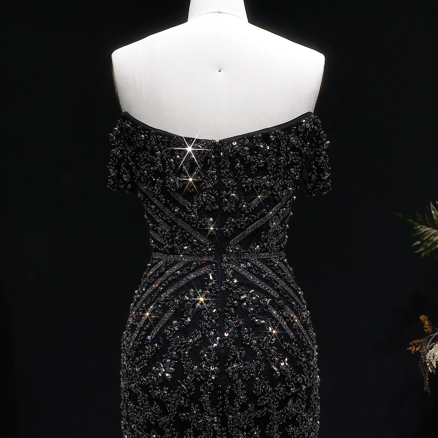Sharon Said Schwarzes schulterfreies Kleid mit tiefem V-Ausschnitt und schweren Perlenverzierungen, kurzes Cocktailkleid für Abschlussball und Party, Dubai, RM131, maßgeschneidert – Detail 10