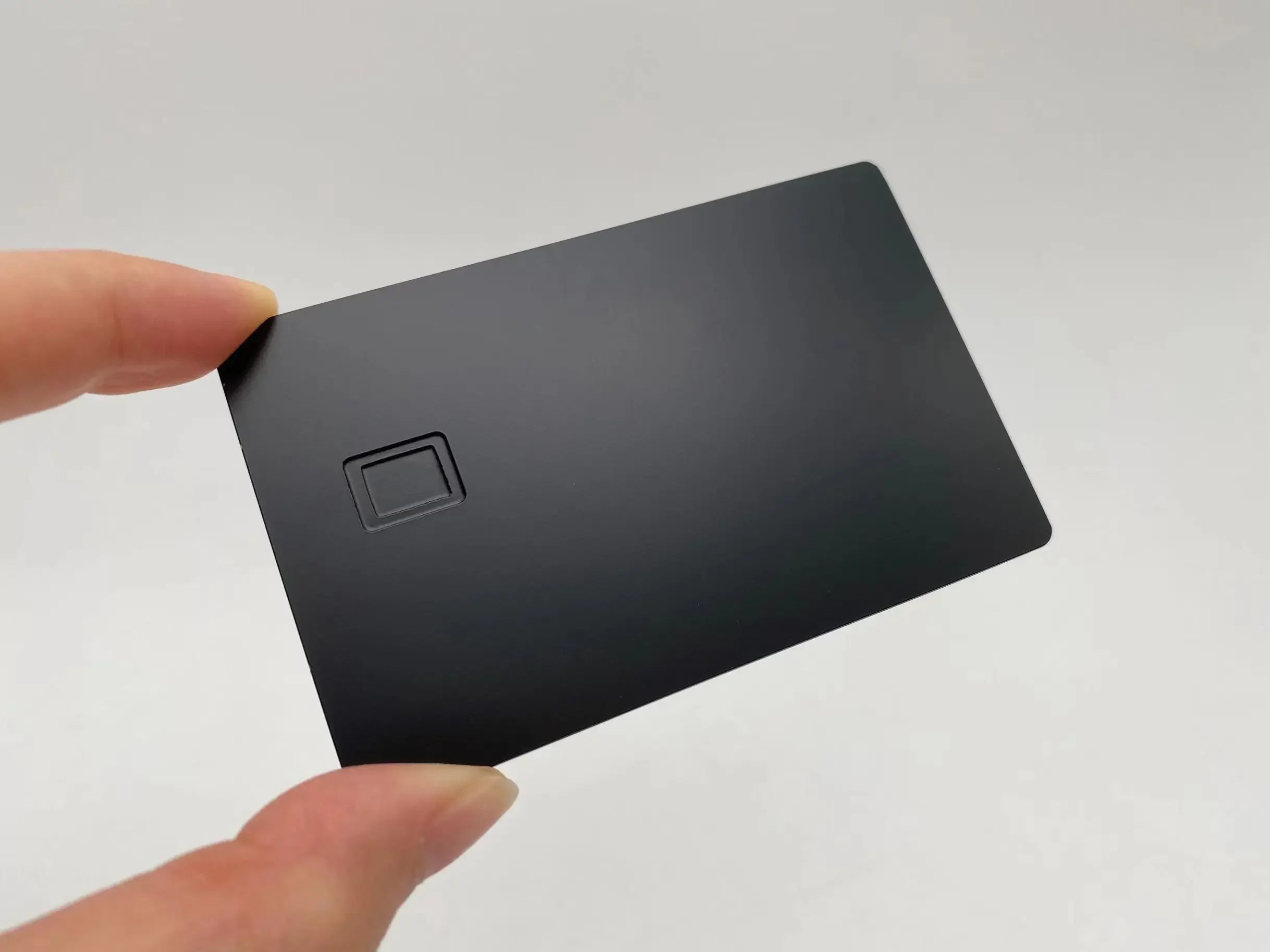 Chip de metal cortado con láser personalizado 4428 4442 Tarjeta de crédito exprés de metal negro en blanco con banda magnética personalizada