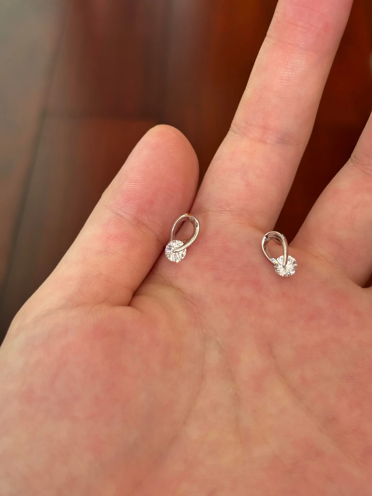 orecchini-in-argento-sterling-s925-con-zirconi-incastonati-accessorio-di-gioielleria-elegante-e-versatile