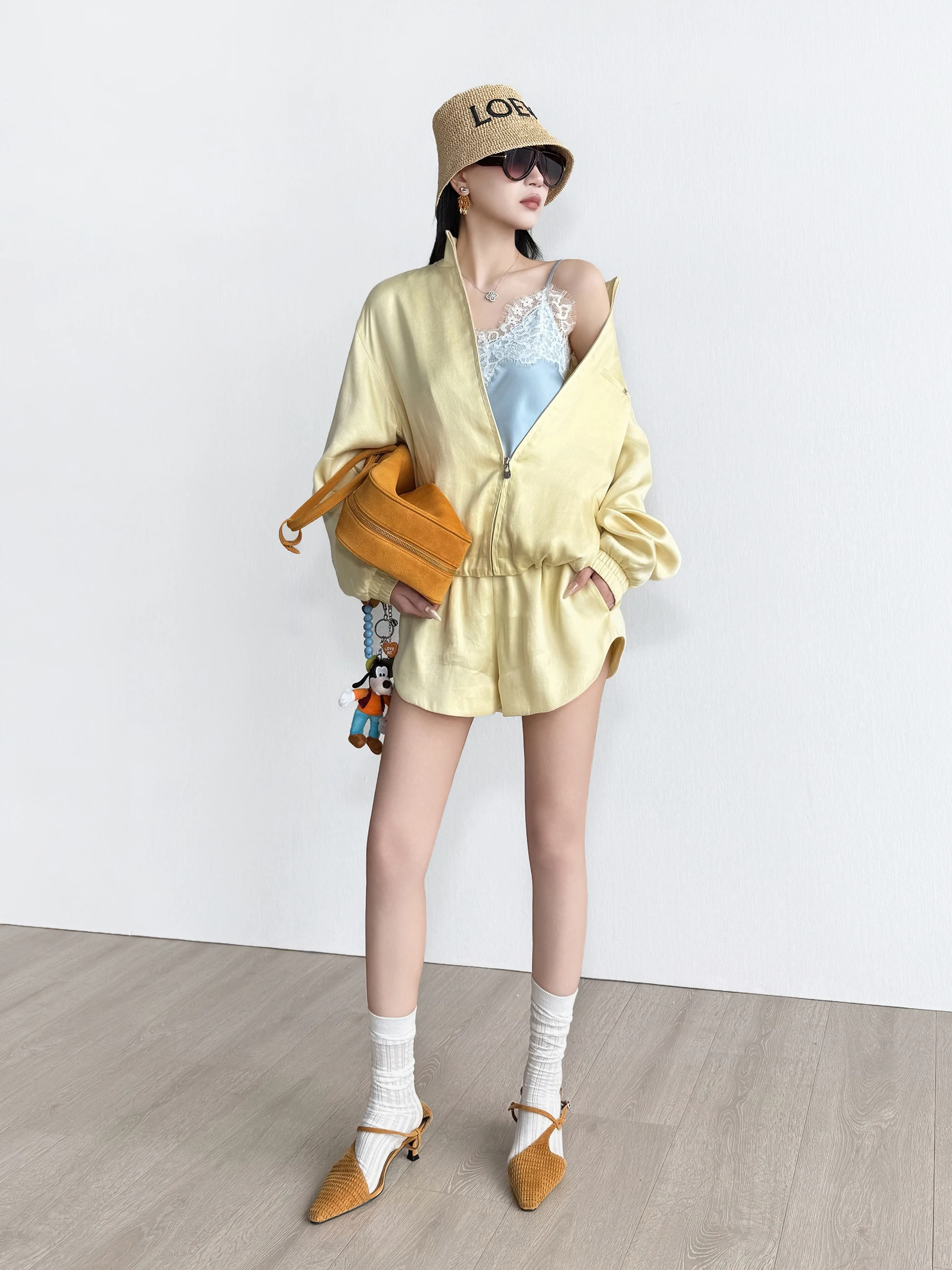 

Комплект из четырех предметов Nancy Cavally: пиджак, брюки, шорты, юбка-полусолнце. Женский модный весенний наряд прямого кроя в европейском стиле.