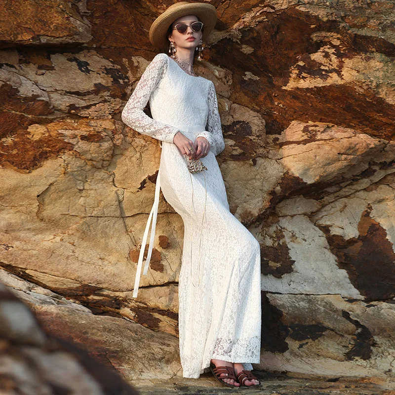 Suknia ślubna w kolorze białym, wyszczuplająca, z temperamentem, koronkowa, z odkrytymi plecami, na zaręczyny, z trenem typu rybka, na bankiet, szyta na miarę.