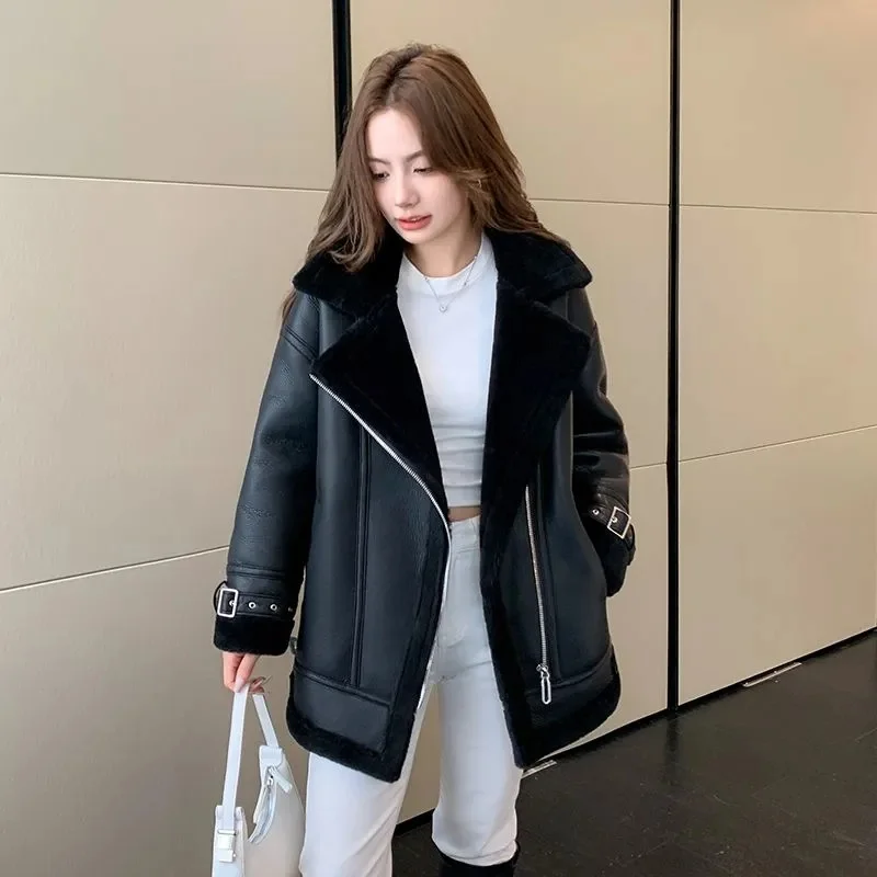 เสื้อแจ็คเก็ตหนังเทียมขนแกะเทียมสำหรับผู้หญิง สไตล์สตรีทแวร์ ทรงหลวม อุ่นสบาย แบบวินเทจ ซิปติด ตัดต่อผ้าหนา ดีไซน์เก๋ไก๋