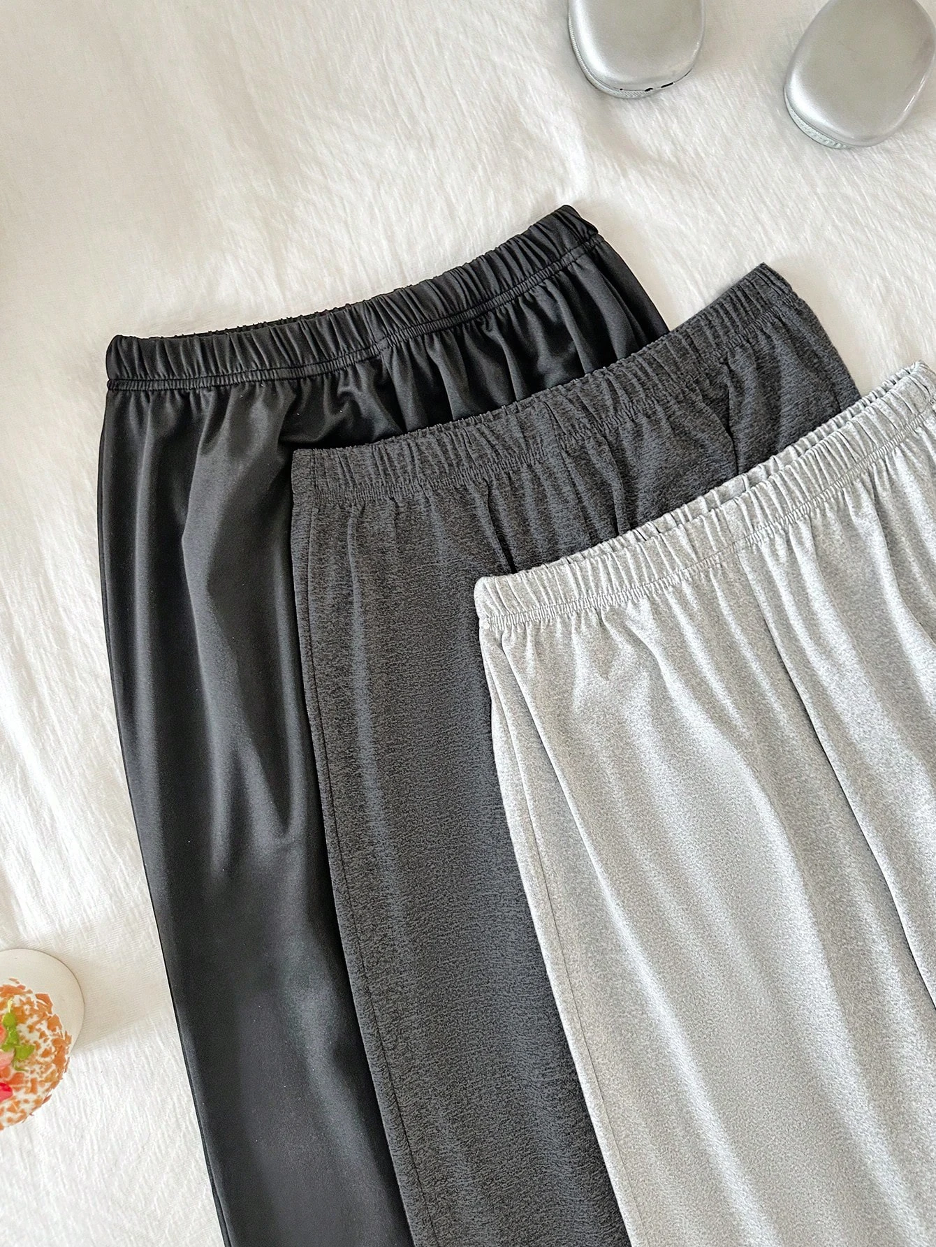 Un ensemble trois pièces de pantalons longs pour femmes, taille haute, ample, jambes larges, ourlet à volants, à la mode et polyvalent