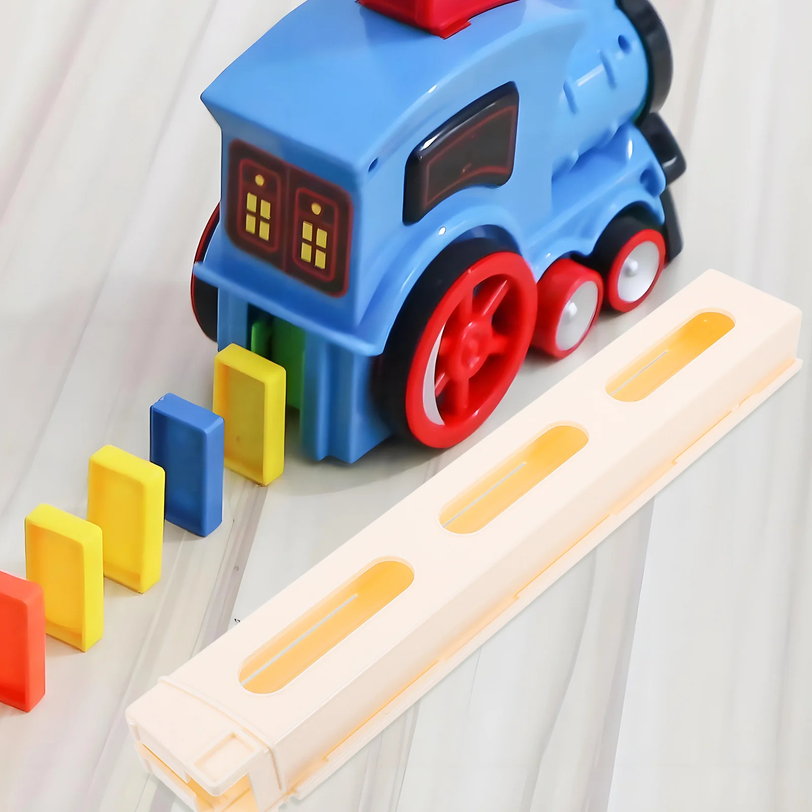 2個のクリップ子供用ビルディングDIY拡張アクセサリー、電車用品、ユニークなおもちゃ、幼児用クリップ、楽しいドミノトレイン