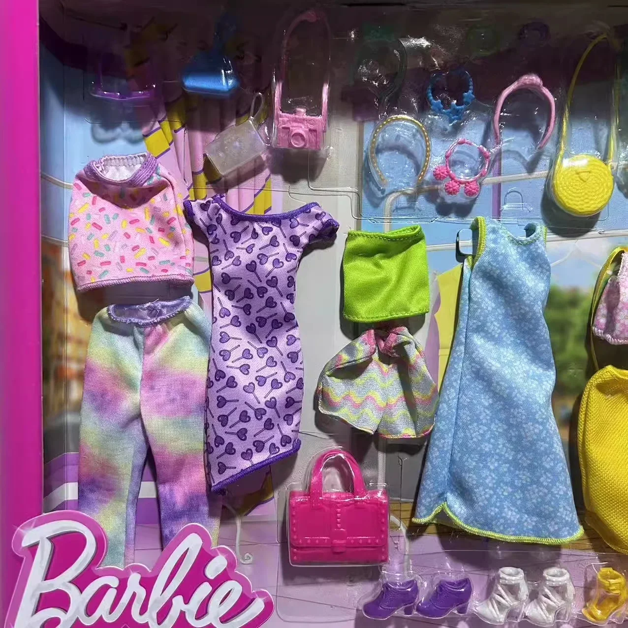 Zestaw Barbie Fashion Matching Gift Box HKB07, zabawki dla dziewczynek, wiele różnych strojów i akcesoriów, kompletny zestaw do odgrywania ról.