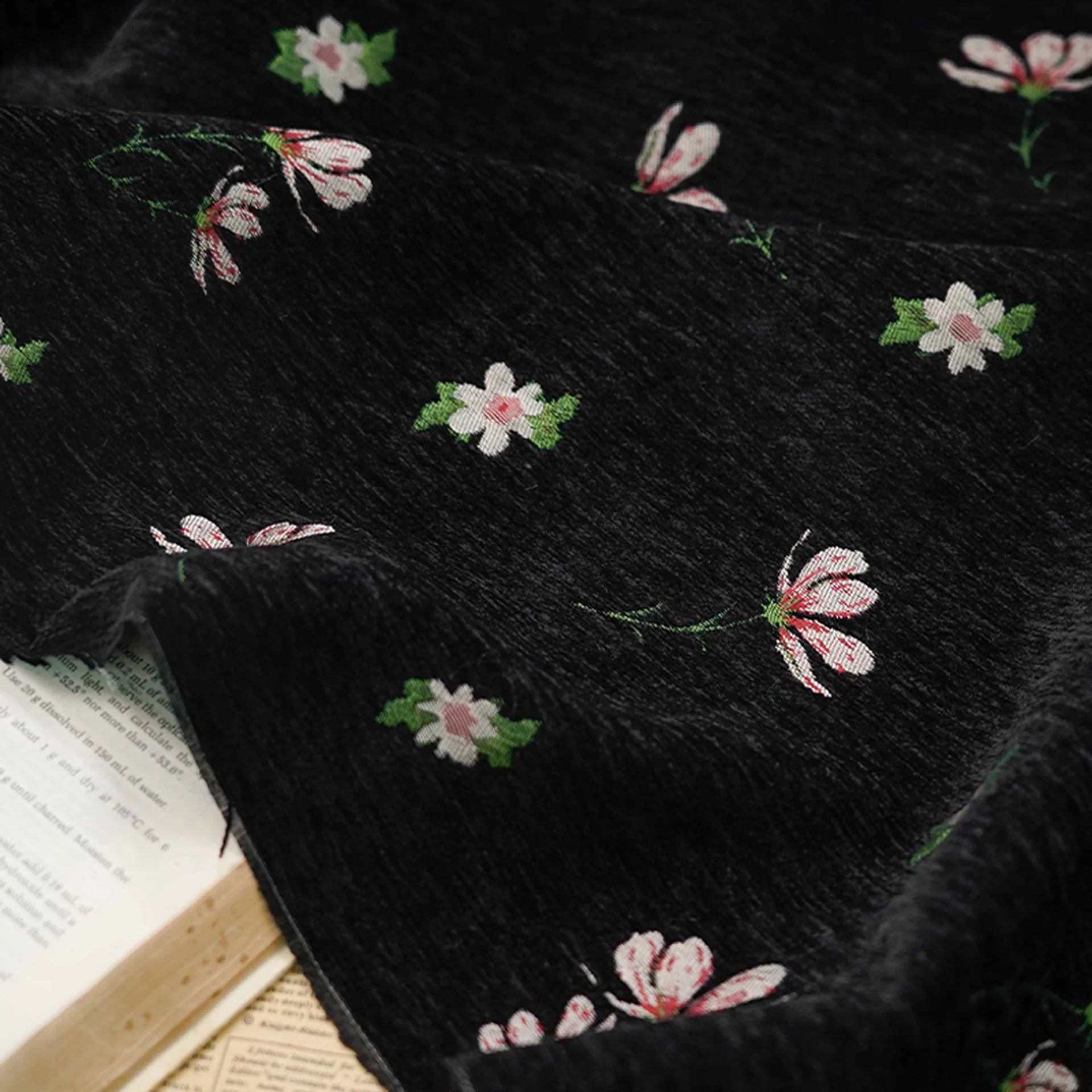 

Small Floral Thick Chenille Yarn Dyed Jacquard Fabric Autumn Winter Formal Dress Skirt Curtain Decorative Sewing Fabric