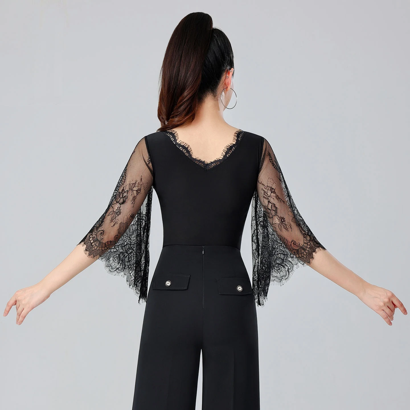 2025 نساء ملابس الرقص الحديثة أسود نصف كم جمبسوت من الدانتيل تشاتشا اللاتينية قاعة الرقص أزياء مسرحية ارتداء DN21353