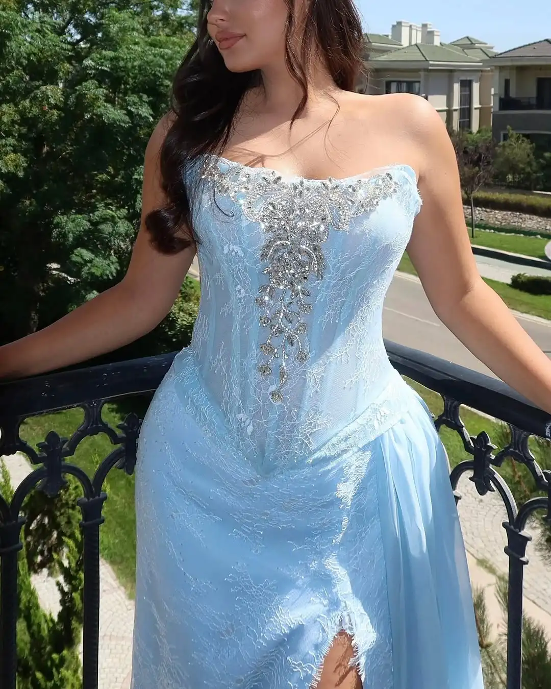 Ofherown 라이트 블루 레이스 아플리케 크리스탈 이브닝 드레스 하이 슬릿 스트랩리스 프롬 가운 특별한 날을 위한 파티 드레스