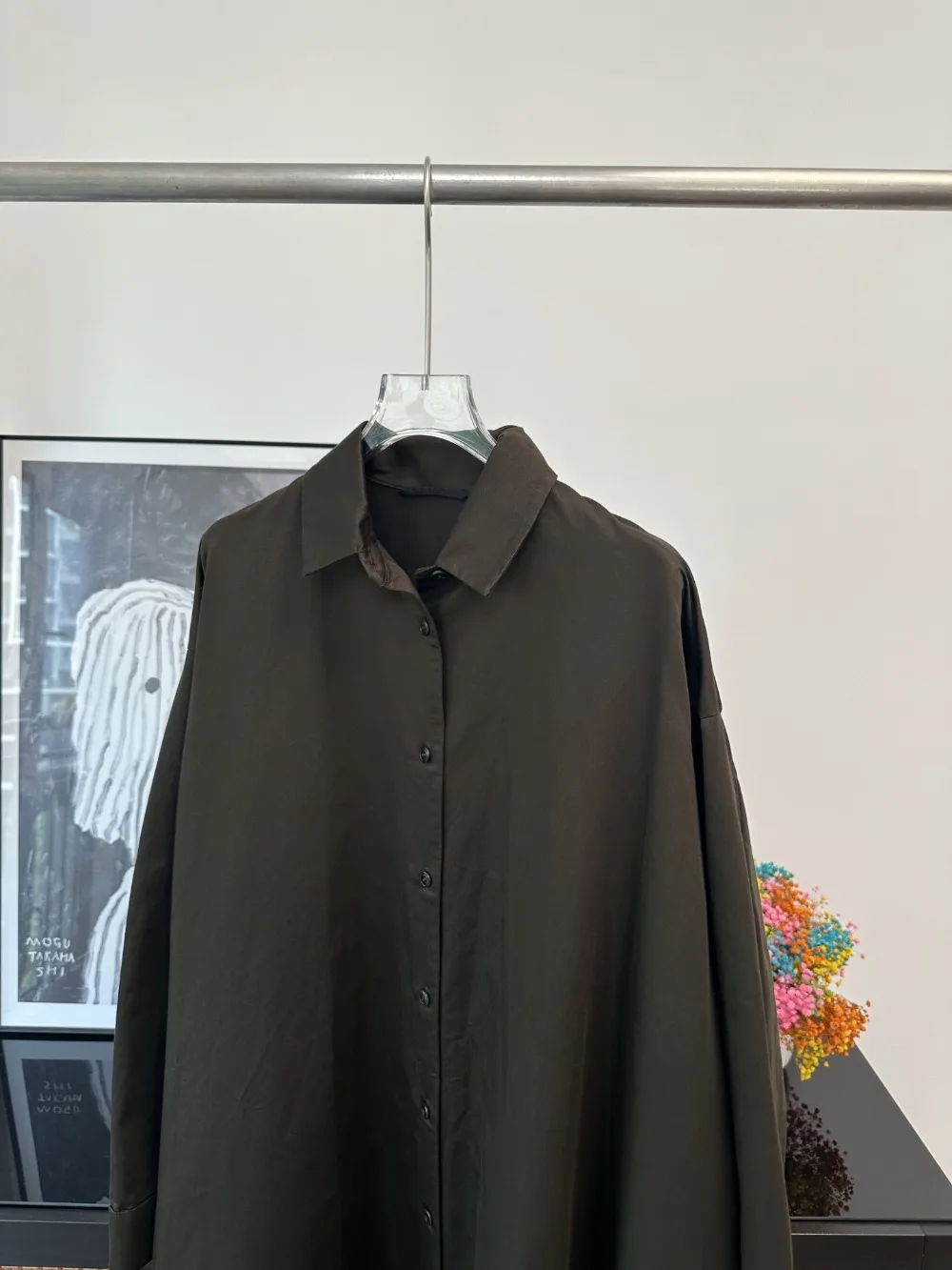 Minimalistyczna koszula z lnem i bawełną o średniej długości, z dużym kołnierzem, rozcięciem bocznym i asymetrycznym dołem.