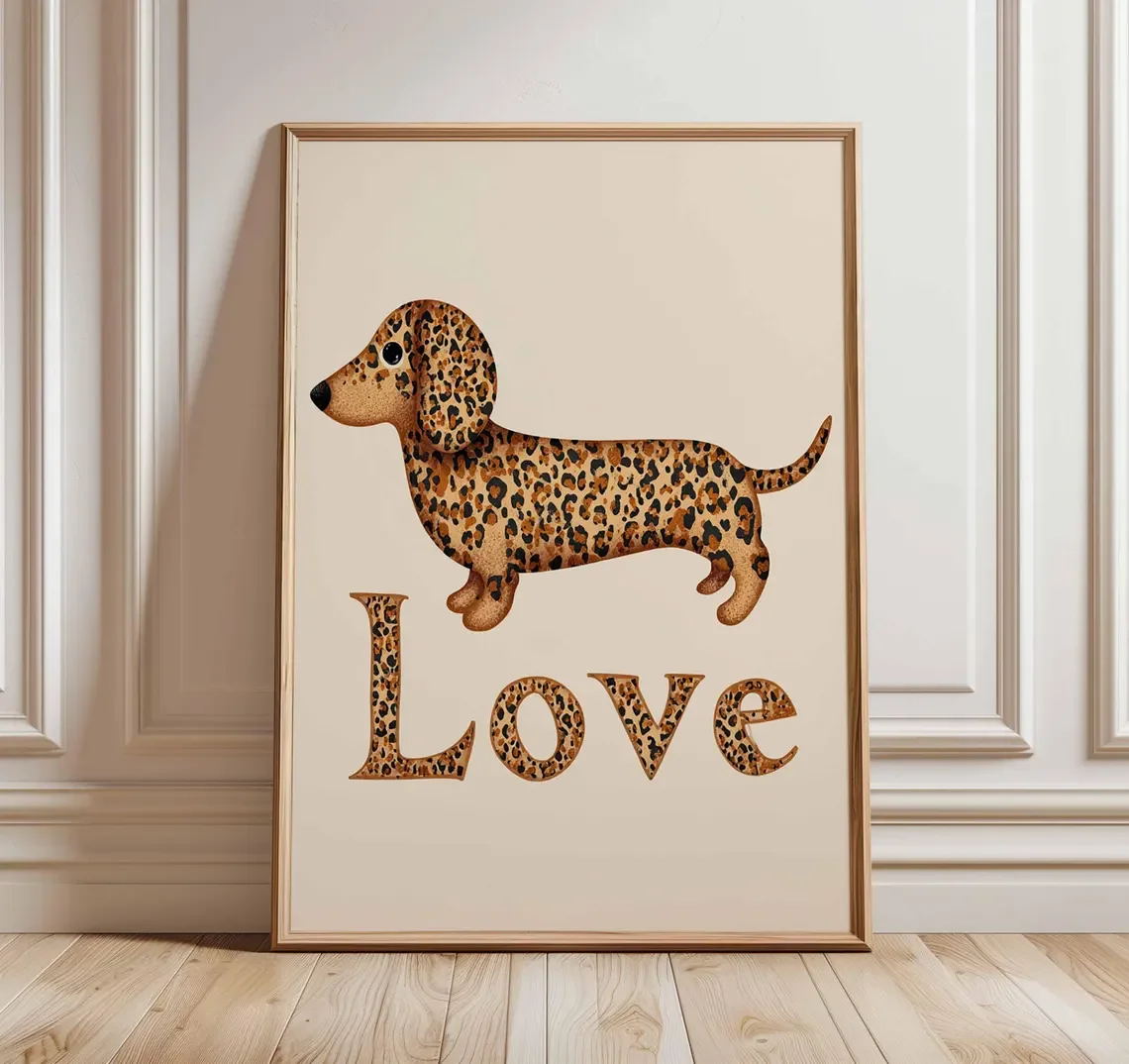 Elegante arte de pared con diseño de leopardo y Dachshund "Love" - Impresión con estilo que celebra el amor canino. El suave fondo beige y el atrevido estampado de leopardo C