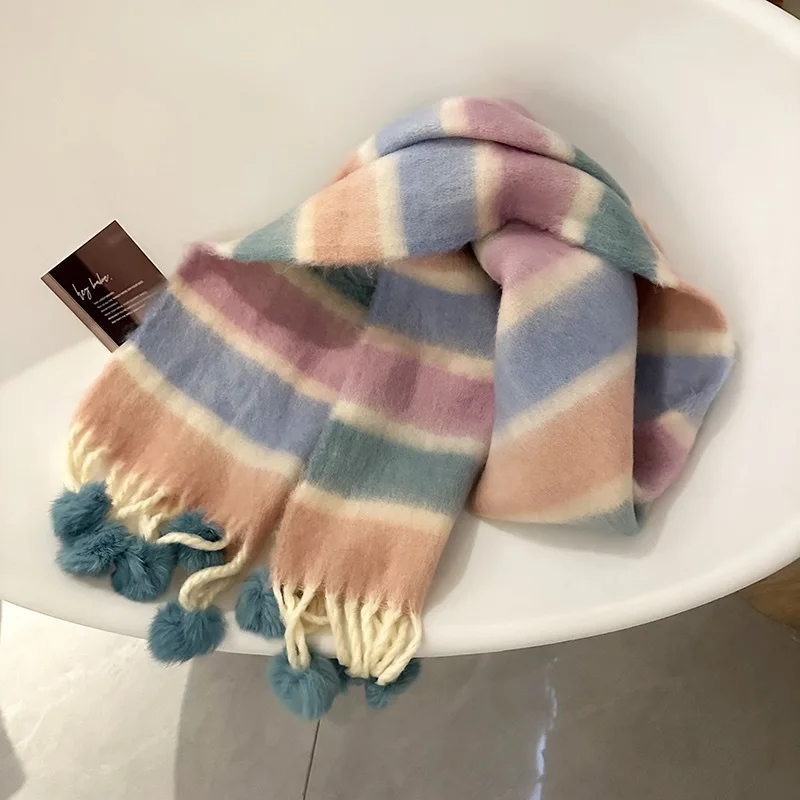 وشاح موهير بلون سادة للشتاء الدافئ، كتلة ألوان الدوبامين مع تفاصيل بوم بوم متعددة الاستخدامات مناسبة تمامًا للنساء ​