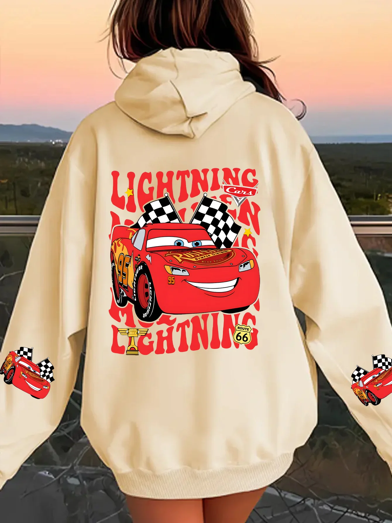 Damska bluza z kapturem Disney Zygzak McQueen, motyw retro ciężarówki, nadruk, jesienno-zimowa, z polarową podszewką.