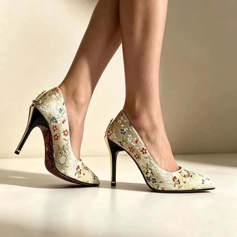 Zapatos de tacón alto con bordados florales y detalles dorados, para mujer, talla grande 43, ideales para fiestas y bodas, con tacón de aguja, elegantes y con punta afilada.