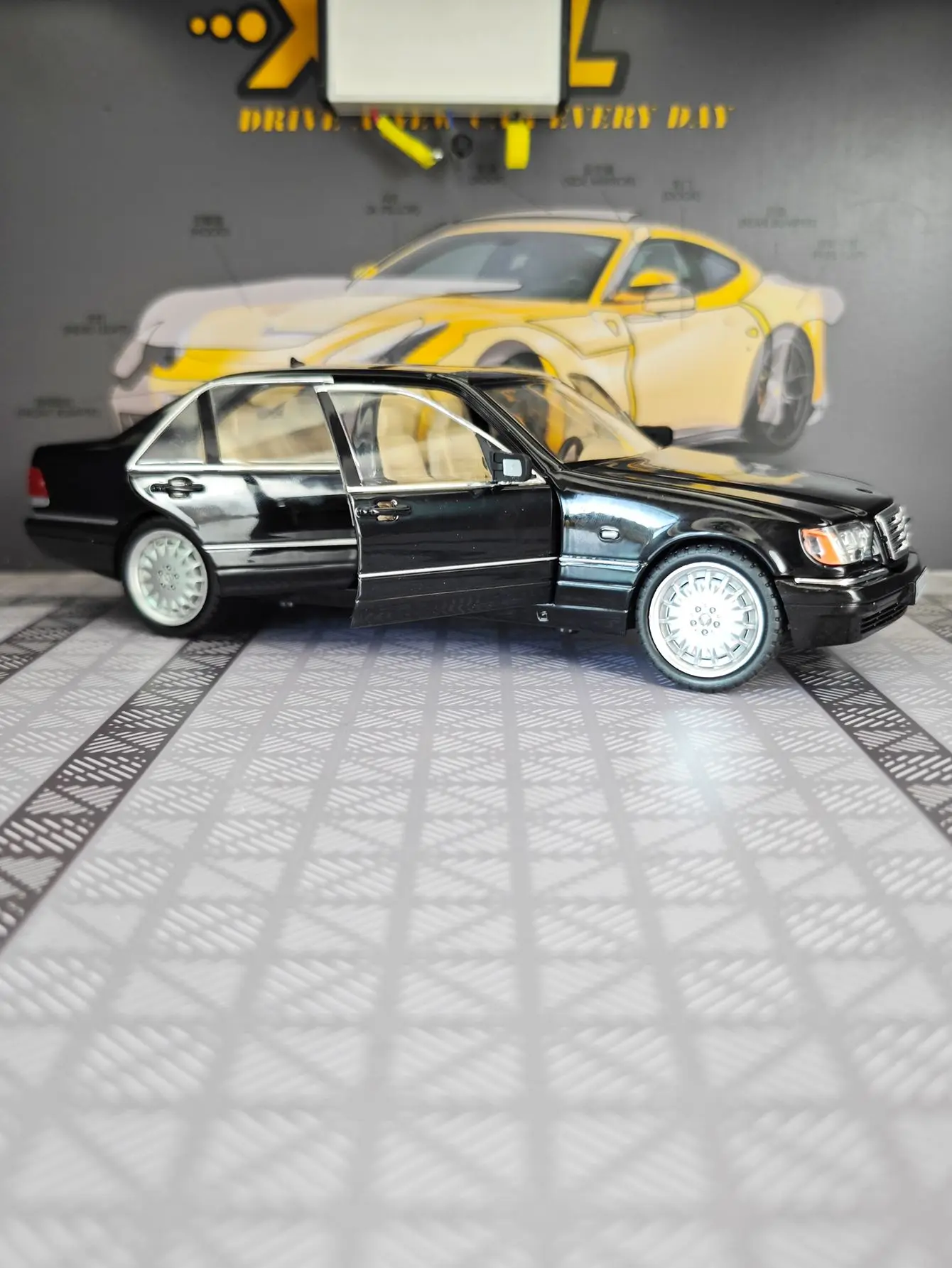 1:24 W140 S320 puertas de modelo de coche clásico de aleación y maletero del capó del motor se pueden abrir tiene funciones de sonido y iluminación simuladas