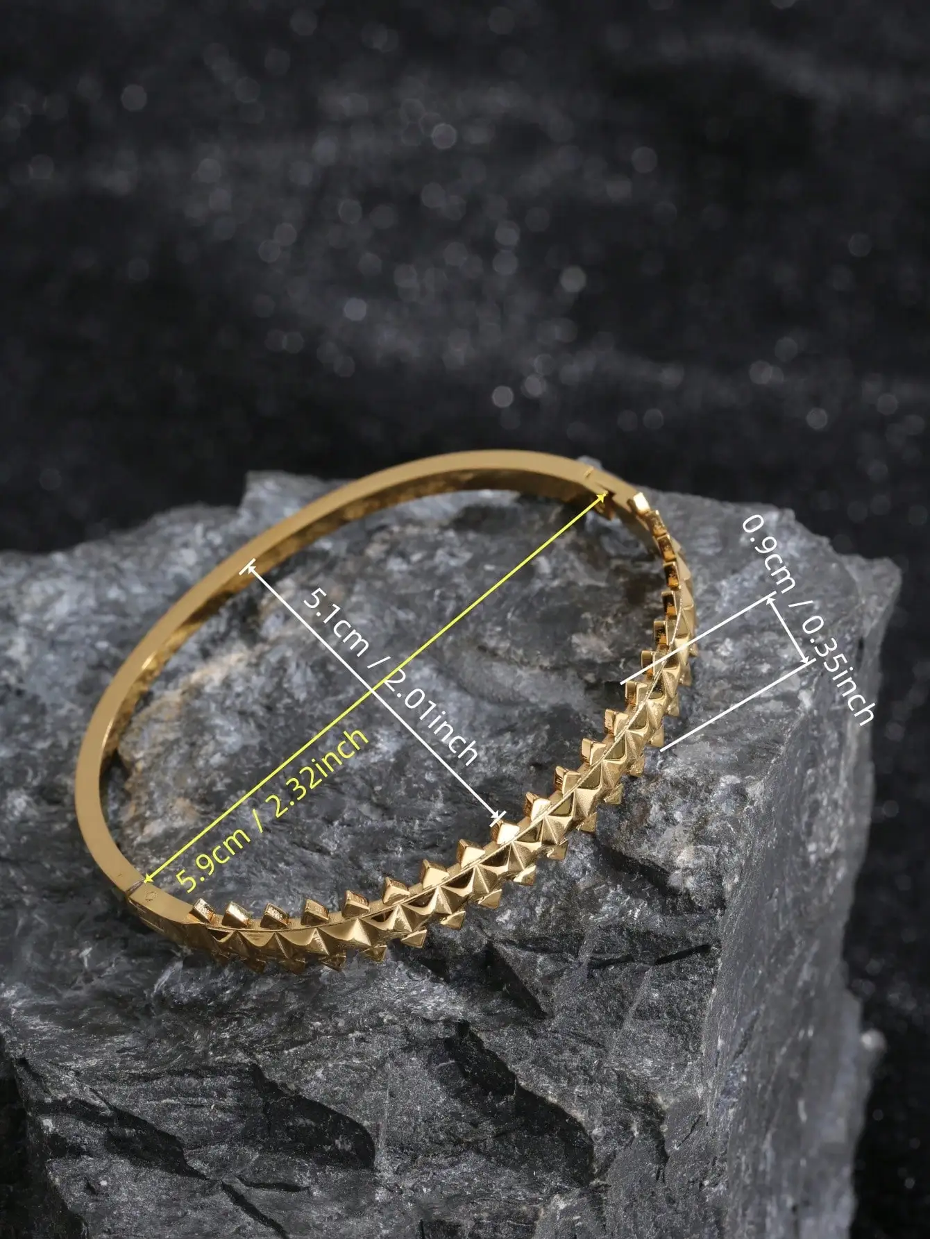 1 piece stainless steel 18K gold-plated rivet spike clasp open bracelet. Trendy and cool, with a smooth, serrated design. Suitable for women to wear on a daily basis, for work, dates, outings, parties, and as an accessory for multiple occasions