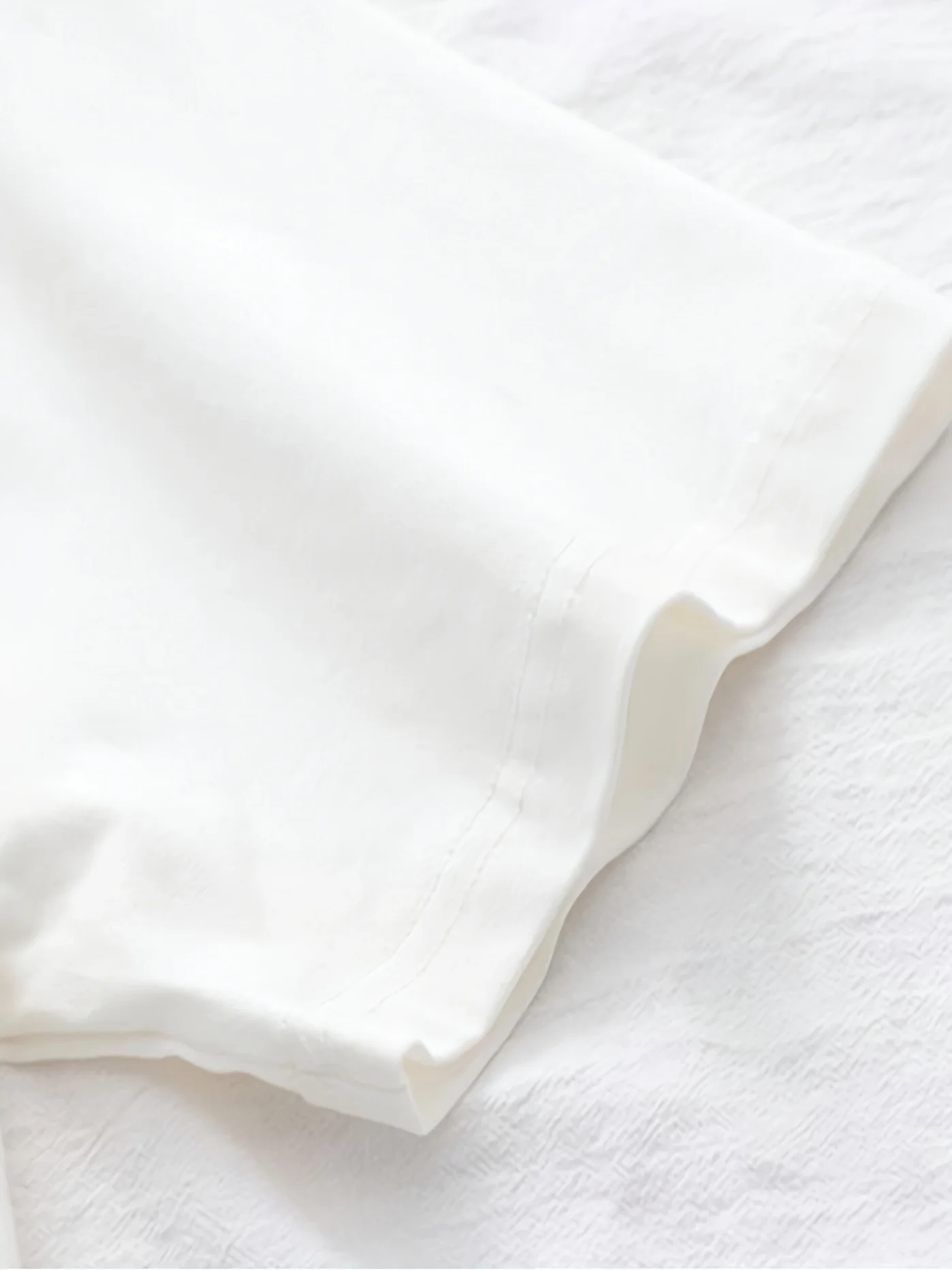 تي شيرت نسائي أبيض مطبوع عليه زهور - كلمات أغنية أدريان لينكر وتصميم زهرة نابضة بالحياة، نسيج ناعم مسامي، آلة #3