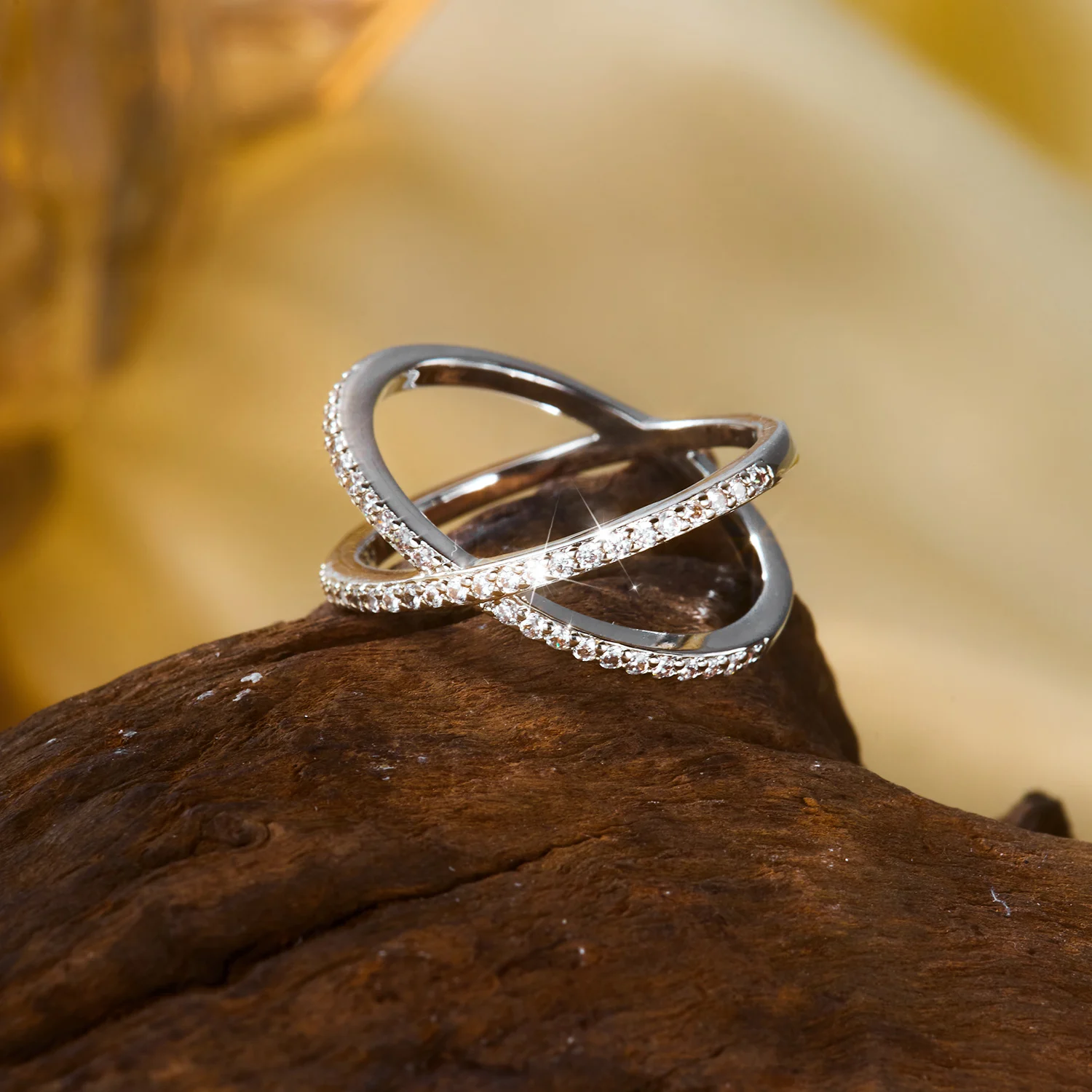 Moderner Kreuzring für Damen, zarter Messing-Zirkon-Ring in X-Form, breiter, gepflasterter Bandring, geometrischer Statement-Schmuck, atmungsaktiv – Detail 4