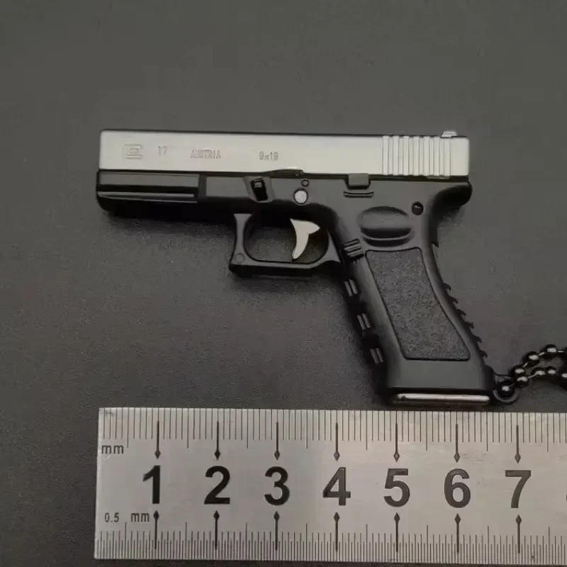 1:3 G17 Schlüsselanhänger Metall Mini Taktischer Schlüsselanhänger Winziger Anhänger Pistolenspielzeug mit Etui für dekoratives Weihnachtsgeschenk für Männer Army Fan