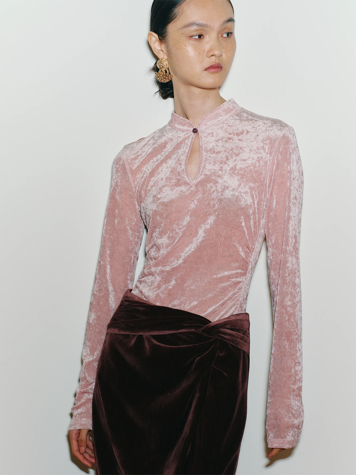 

Женская приталенная блузка с воротником-стойкой в китайском стиле, синяя в горошек, осень 2025, с принтом «Капли воды» и «Розовые цветы персика», из полиэстера, размер S