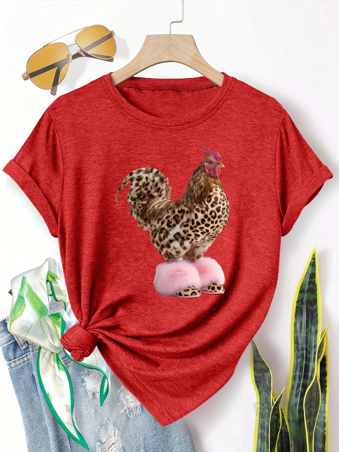 

Женская футболка больших размеров с коротким рукавом, принтом петуха и леопардовым принтом, а также розовыми ботинками — незаменимые вещи для весенне-летнего гардероба.