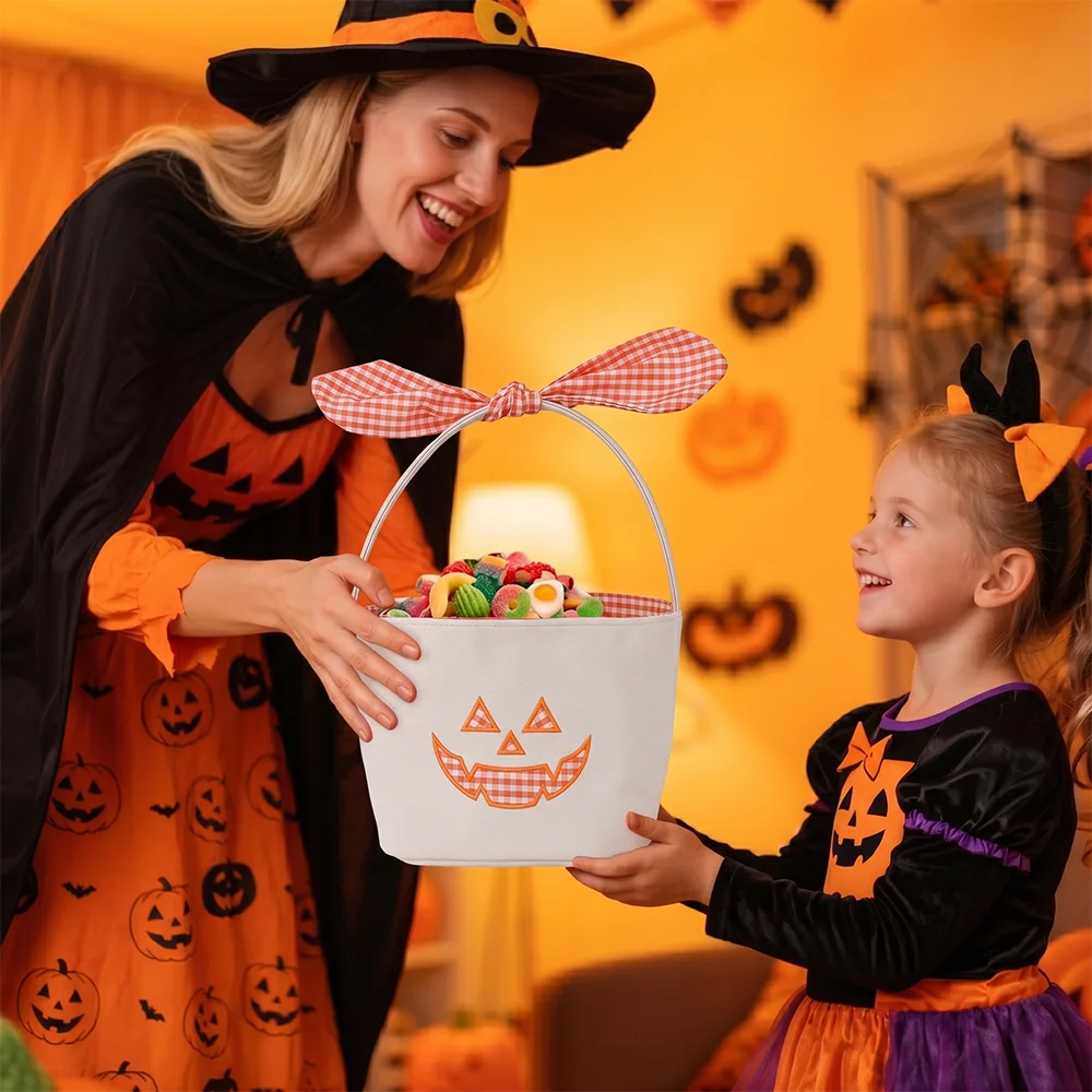 Kleiner Kürbis-Halloween-Korb aus Segeltuch, Süßigkeiten-Eimer mit Gingham-Schleifengriff für Kinder, Trick-or-Treat-Party-Dekoration – Detail 10