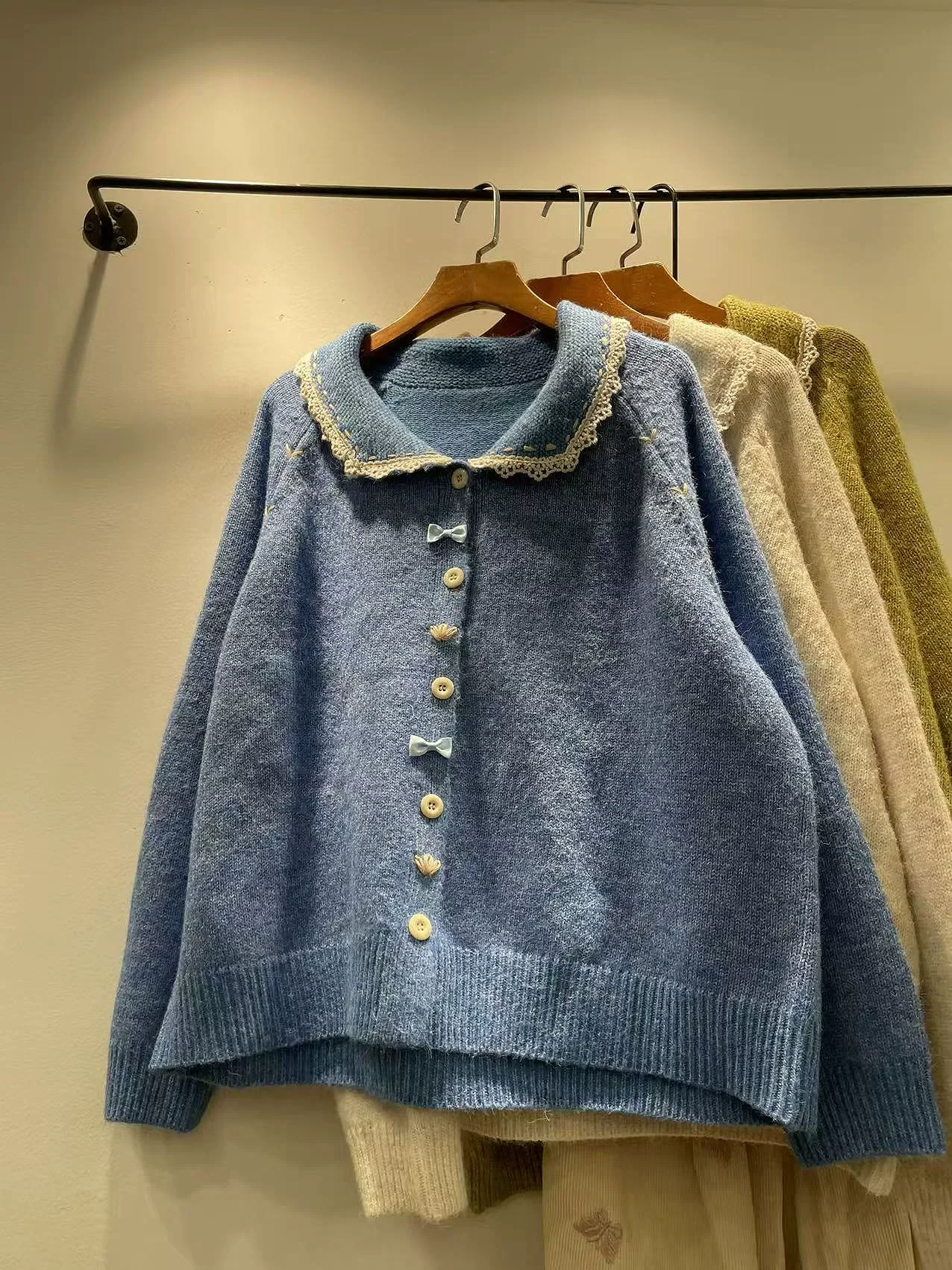 

2026 Рождественский свитер для женщин, осенне-зимний кружевной лоскутный свитер с воротником «Питер Пэн», бежевый, синий, желтый вязаный свитер